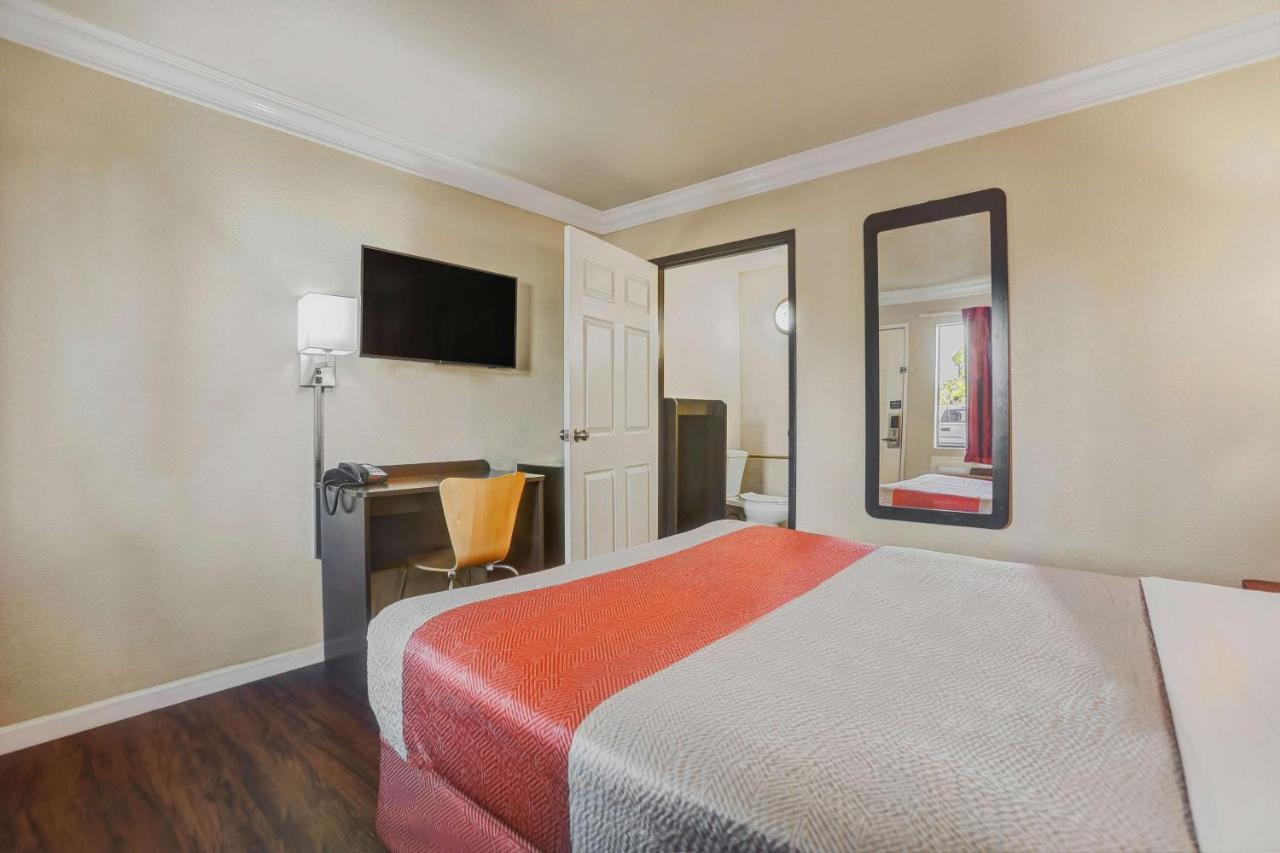 6-fresno, Ca - Belmont Ave 3* Fresno